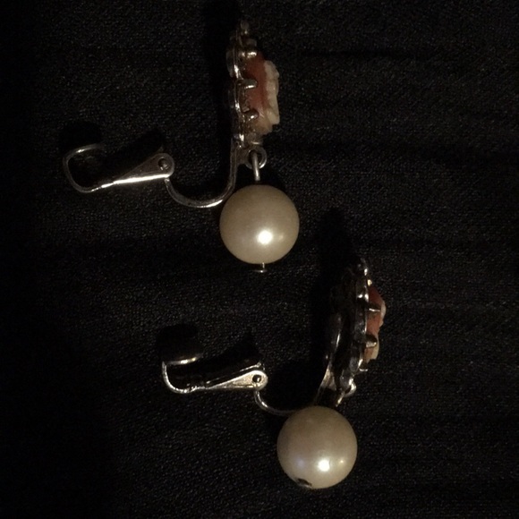 DONATED! Vintage Cameo Pearl Clip Earrings - Picture 4 of 5
